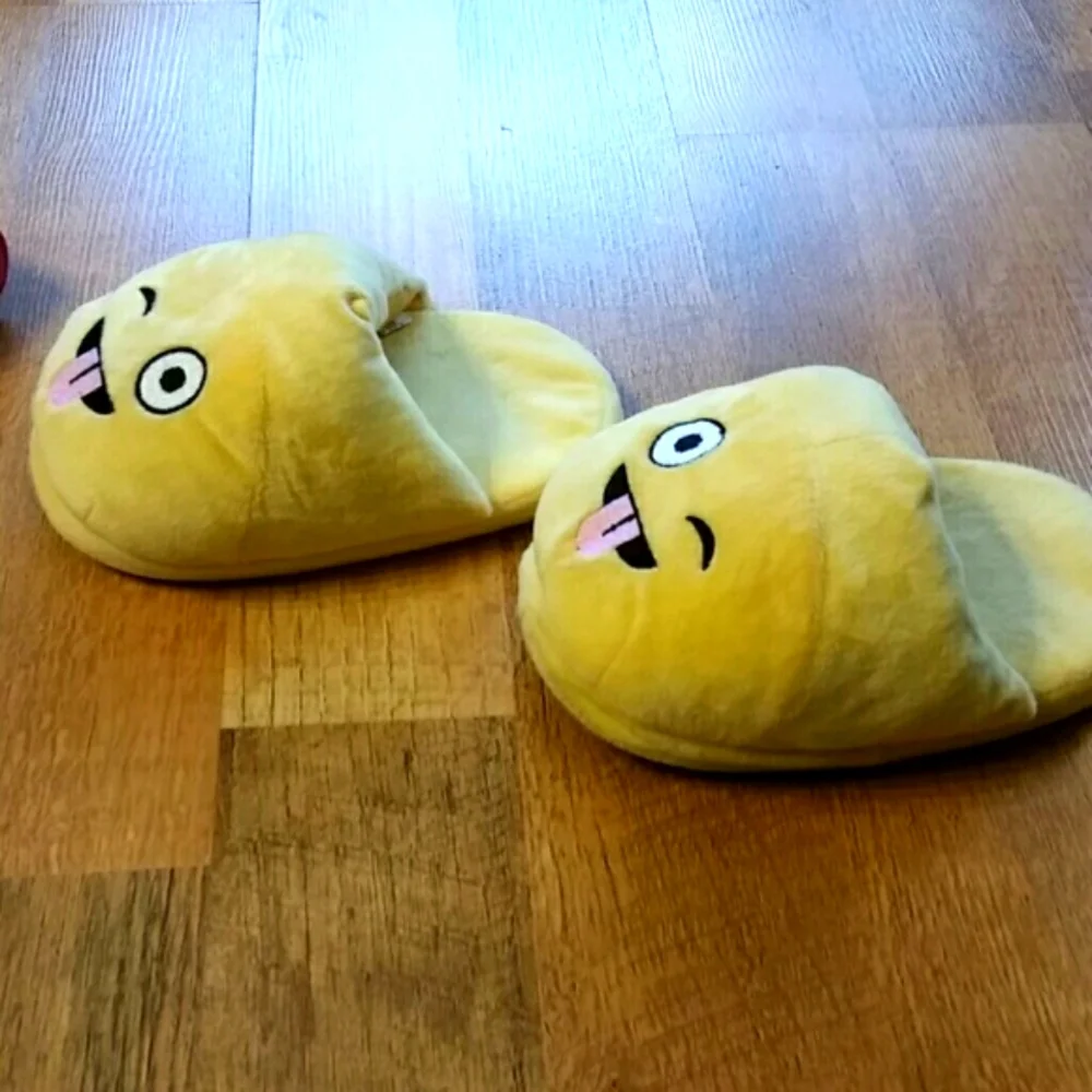 Cute‎ Embroidered Yellow Soft Emoji Slippers Size Child 13-1